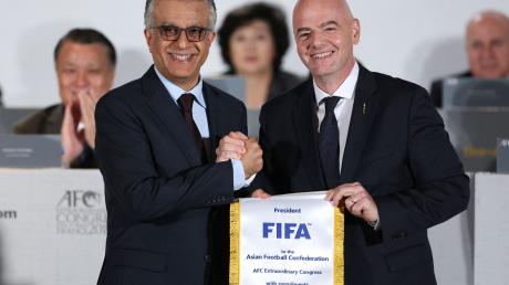 Scheich Salman bin Ibrahim Al Chalifa (l) und FIFA-Präsident Gianni Infantino.