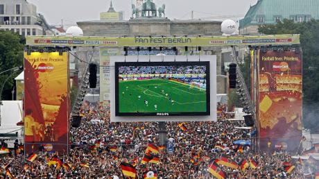 Tausende Zuschauer verfolgten 2006 auf der Fanmeile am Brandenburger Tor die Fußball-WM.