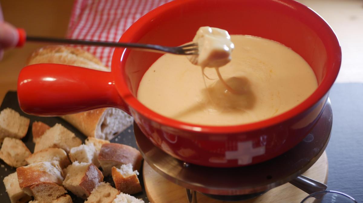 So leicht machen Sie ein echtes Schweizer Käsefondue