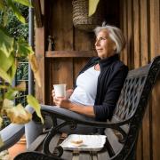 Oftmals sehnen sich Erwerbstätige nach einem frühen Ruhestand. Arbeiten in der Rente kann aber auch zu einer höheren Lebenszufriedenheit führen.