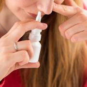 Ein Nasenspray-Impfstoff gegen Corona hat bei Tierversuchen Erfogle gezeigt. Es könnte nützlich gegen Omikron sein.