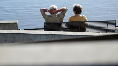 Finanziell auf der Sonnenseite stehen die Beamten im Ruhestand. Bei Rentnern geht es deutlich kärger zu. 