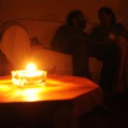 Kerze ersetzt elektrisches Licht: Die Gefahr von Blackouts in Deutschland ist real.
