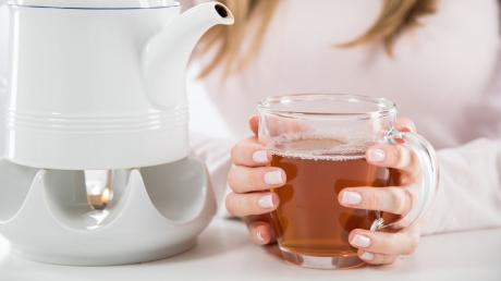 In vielen Detox-Tees stecken Zutaten, die entwässernd wirken - Brennnessel zum Beispiel.