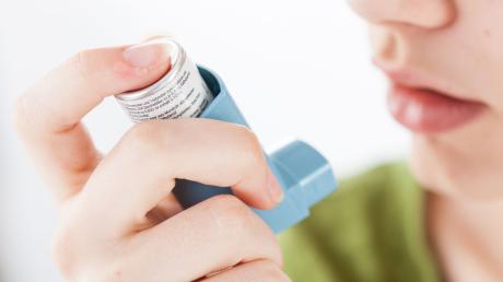 Für Asthmatiker ist das Spray ein wichtiger Begleiter: Kann die Krankheit auch durch eine Corona-Infektion ausbrechen.