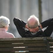 Gehen Beamtinnen und Beamte in den Ruhestand, erhalten sie eine Pension. Doch wie hoch ist das Ruhegehalt?