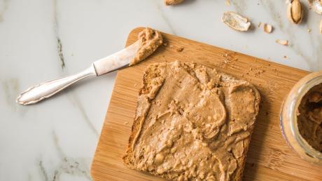Erdnussbutter ist ein beliebter Brotaufstrich. Stiftung Warentest hat  verschiedene Erdnuss-Cremes untersucht.