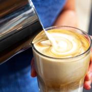 Schon die Milch im Cappuccino kann zum Problem für Menschen mit einer Laktoseintoleranz werden. 