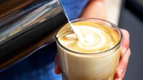 Schon die Milch im Cappuccino kann zum Problem für Menschen mit einer Laktoseintoleranz werden. 