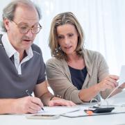 Rentner können im Rahmen des Doppelverdiener-Modells gleichzeitig Rente beziehen und weiter arbeiten. 
