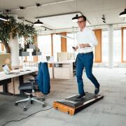 Mal eben 1000 Schritte sammeln: Wer sich bei der Büroarbeit bewegt, bleibt länger fit. 