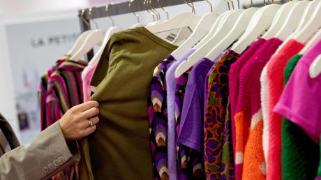 Second-Hand-Kleider sollen in Meitingen in einem neuen Kleiderlädle für günstige Preise angeboten werden.