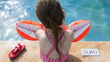 Schwimmlernhilfen sollen nicht vor dem Ertrinken schützen, sondern genug Auftrieb geben, damit sich das Kind in waagerechter Position im Wasser halten und Schwimmbewegungen üben kann.