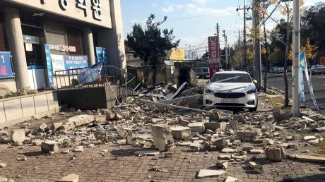 Trümmer einer zusammengestürzten Mauer liegen im südkoreanischen Pohang vor einem Gebäude. Ein Erdbeben der Stärke 5,4 hatte im Jahr 2017 den Südosten des Landes erschüttert. 