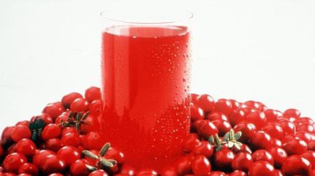 Cranberrys kann man zu Saft verarbeiten. Die Stiftung Warentest hat den roten Fruchtsaft genauer unter die Lupe genommen.