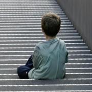 Auffällig distanziertes Verhalten bei Kindern kann ein Zeichen für Autismus sein.