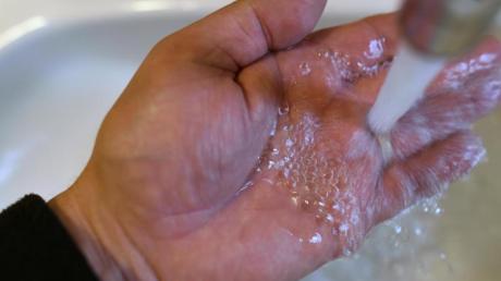 Wer seine Hände mindestens 20 Sekunden mit Seife wäscht tötet fast 90 Prozent der Keime.