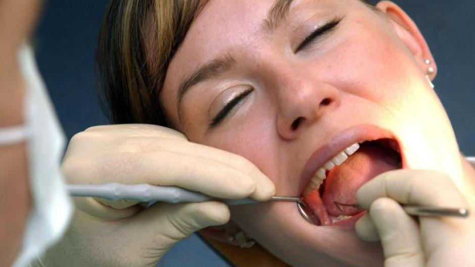 Was bedeutet das Sprichwort auf dem Zahnfleisch kriechen?