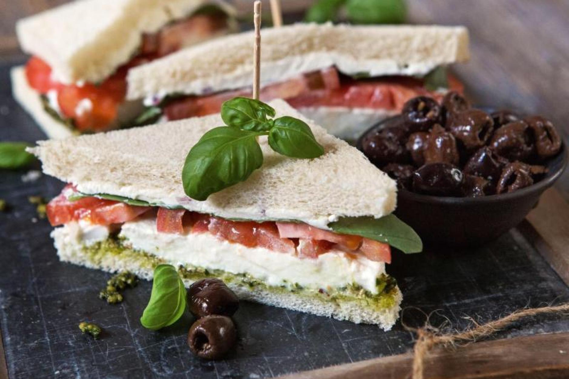 Bei der italienischen Sandwich-Variante, dem Tramezzini, kommen Tomate ...