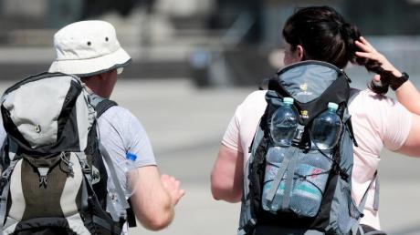 Ein ehrlicher Finder hat am Dienstag einen verlorenen Rucksack mit Geldbeutel bei der Polizei in Augsburg abgegeben.