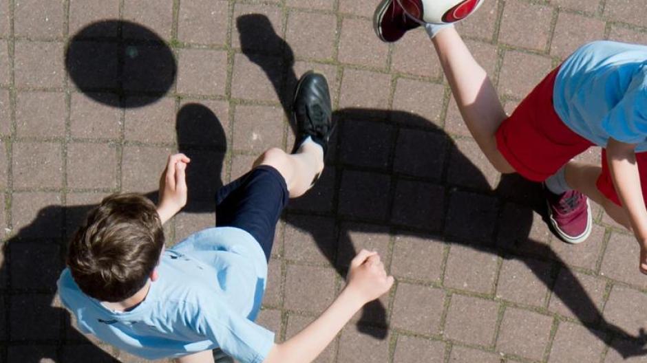 Sport in der Schule ist dann besonders gesund, wenn sich Belastungen und Verschnaufpausen abwechseln - so wie beim Kicken auf dem Schulhof.