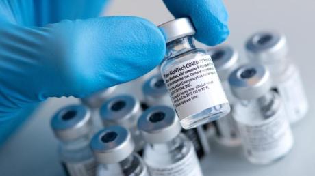 Der Corona-Impfstoff ist knapp, viele Menschen warten seit Wochen verzweifelt auf einen Impf-Termin. Dass sich einige Politiker und kirchliche Würdenträger bereits haben impfen lassen, sorgt für Kritik.