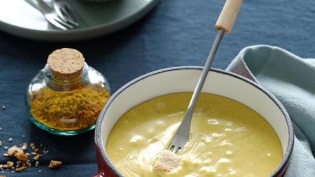 Wunderschön goldgelb: Im Buch «Haute Fondue» wird beschrieben, wie sich ein Käsefondue auch mit Curry zubereiten lässt.