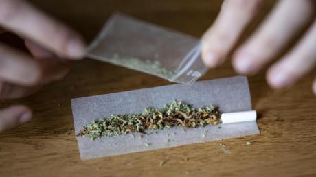 Bei einer Verkehrskontrolle in Neuburg erwischten Beamte einen 20-Jährigen unter Einfluss von Cannabis und Kokain.