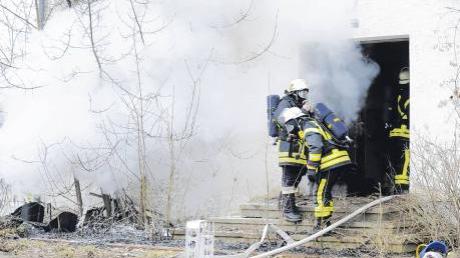 Ein heftiges Feuer ist gestern in der ehemaligen Handschuhfabrik in Ichenhausen ausgebrochen. Die Feuerwehr setzte eine Wärmebildkamera ein, um Glutnester aufzuspüren.  