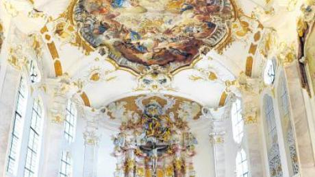 Altar und Deckengemälde der Wallfahrtskirche Allerheiligen. 