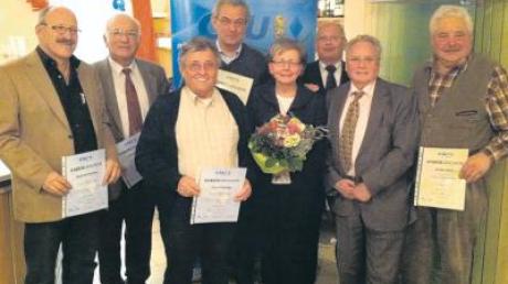 Der CSU-Ortsverband Burgau hat treue Mitglieder geehrt (von links): Manfred Büttner, Alfred Geißler, Otto Poltnigg, Franz Pfaller, Rita Hönig, Vorsitzender Gerhard Klessen, Hans Berkmüller und Anton Zech.  