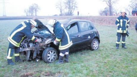 Die Feuerwehr half gestern Morgen, das Unfallauto eines 25-jährigen Fahrers auf Gundremminger Flur zu sichern und den Verkehr an der Unfallstelle vorbeizuleiten.  