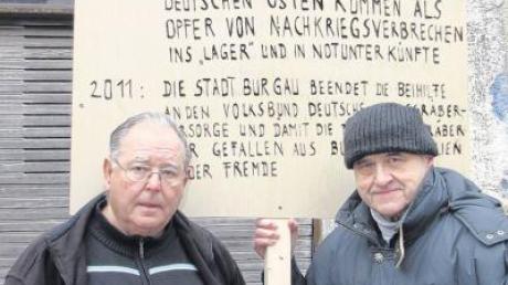 Mahnwache gegen das Vergessen: Heinz Siepert (links) und Herbert Paul Streibelt protestieren mit einem Plakat gegen das geplante Denkmal für die Opfer des KZ-Außenlagers in Burgau. 