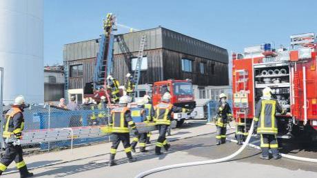 Mit einer Motorsäge öffneten die Feuerwehrleute das Dach des brennenden Bürogebäudes in der Burgauer Dieselstraße, um versteckte Glutnester zu erkennen. 