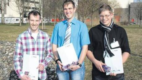 Halten den Gesellenbrief als Industriemechaniker in der Hand (von links): Fredrik Pöschl, Manuel Baumeister und Patrick Baumeister. 