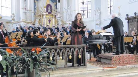 In der Burgauer Stadtpfarrkirche führte der örtliche Kammerchor Bachs Matthäuspassion auf, hier mit der Solistin Christiane Hiemsch (Alt).  