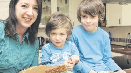 Monika Schwarz aus Gundremmingen ist mit ihrem Backrezept für Grießkuchen in der Ausgabe April des Magazins Zuckerguss vertreten. Auch ihre Kinder Felix (3) und Moritz (9) lieben diesen Kuchen.  