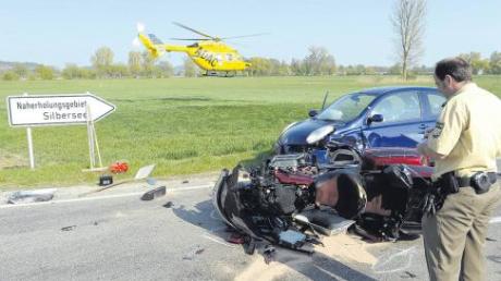 Mit lebensgefährlichen Verletzungen wurde gestern am späten Nachmittag nahe Rettenbach ein Motorradfahrer mit dem Rettungshubschrauber ins Krankenhaus nach Ulm geflogen. Vier weitere Personen wurden bei dem Unfall leicht verletzt und in Kliniken gebracht.  