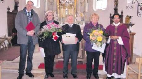 Drei Kirchenchorsänger wurden in Kissendorf geehrt (von links): PGR-Vorsitzender Manfred Schönberger neben den Jubilaren Anni Reuter, Wilhelm Schweizer, Juliane Heller und Pfarrer P. Joseph Pazhayattil. 