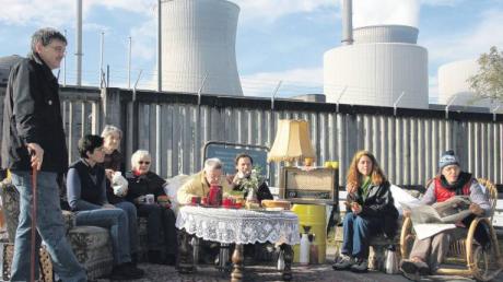 Kreativer Protest gegen die Atomenergie: Im Oktober des vergangenen Jahres hatte die Mahnwache (links Thomas Wolf) ein Wohnzimmer vor dem Kernkraftwerk in Gundremmingen aufgebaut.  