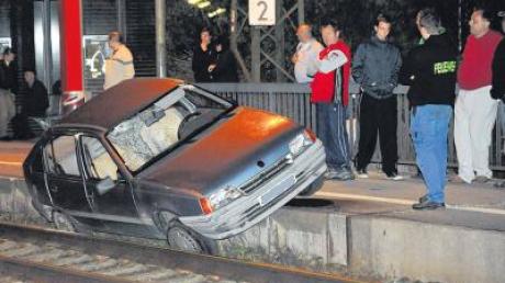 Zwei Unfälle in fünf Minuten verursachte ein 83-jähriger Autofahrer am Mittwochabend in Burgau und Offingen. Am Offinger Bahnhof hatte die Fahrt ein Ende, der Mann landete mit dem Wagen auf den Gleisen.  