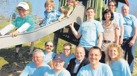 Freuen sich gemeinsam über das gelungene Projekt: Die Kinder und die Leitung des Kinderhauses Sankt Josef mit den ehrenamtlichen Mitarbeitern des Kernkraftwerks Gundremmingen.  