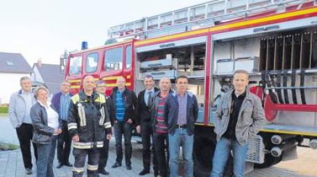 Kommandant Helmut Motzer stellt dem Gemeinderat Röfingen das neue Feuerwehrfahrzeug vor.  