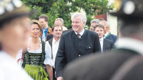 Beim Besuch des Bayerischen Ministerpräsidenten Horst Seehofer (Mitte) in Ettlishofen anlässlich des Jubiläums der Hetschwanger Schützen ging es gestern Abend nicht nur um ernste Themen wie den raschen Atomausstieg. Auf dem Dorfplatz und im Festzelt wurde das bayerisch-schwäbische Brauchtum gepflegt.  