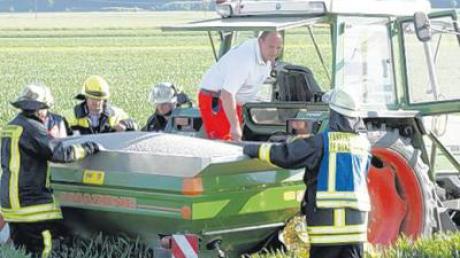 Zwischen seinem Traktor und dem angehängten Düngemittelsteuer starb ein 74-jähriger Landwirt.  