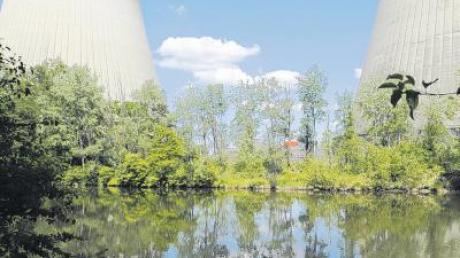 Der Fahrplan für den Atomausstieg ist beschlossen: Spätestens 2021 werden die Kühltürme des Gundremminger Kernkraftwerks nicht mehr dampfen. Die Gemeinde will aber weiter Energieproduktions-Standort bleiben. In Gundremmingen könnten zwei oder drei Gaskraftwerke gebaut werden, sagt Bürgermeister Wolfgang Mayer.   