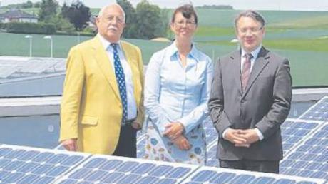 Geschäftsführer Hans Peter Albrecht (links), Tochter Miriam und Bundestagsabgeordneter Dr. Georg Nüßlein kletterten auf das Firmendach, um die Fotovoltaikanlage zu besichtigen. 