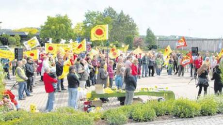 Etwa 150 AKW-Gegner versammelten sich gestern vor dem Tor des Atomkraftwerks Gundremmingen und forderten die schnellstmögliche Abschaltung der beiden Reaktoren.  