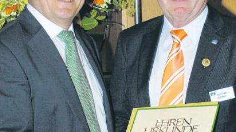 Zum Abschied bekam Bankdirektor Karl Heinz Schiller (rechts) von Peter Ferner, dem Regionaldirektor der Bayerischen Genossenschaftsbanken, die Goldene Ehrennadel des Deutschen Raiffeisenverbands samt Urkunde. 