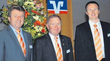 Josef Mihleisen (links) tritt die Nachfolge von Karl Heinz Schiller als Vorstandsvorsitzender der Raiffeisenbank Bibertal-Kötz an. Als weiterer hauptamtlicher Vorstand unterstützt ihn Hermann Högel (rechts). 